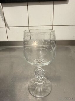 Sklenený pohár na stopke s leptaným dekorom – 1 ks