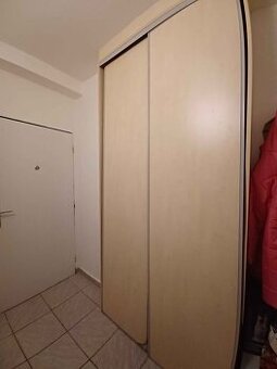 Skrina s posuvnými dverami