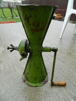 ručný šnekový šroták na obilie, vek cca 70rokov, funkčný sta