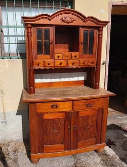 Starožitný drevený kredenc – Masív s bohatým členením