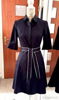 Tmavomodré šaty Orsay