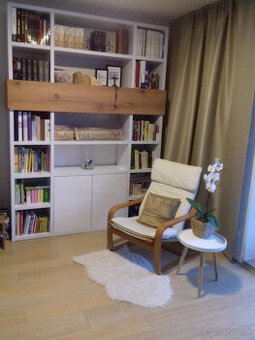 Knižnica biela lesklá+drevodekor