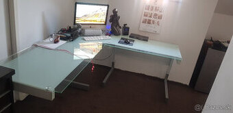 Predám Rohový Kancelárský Stôl.