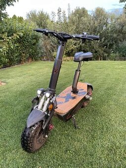 Elektrická kolobežka s sedadlom