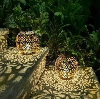 LED solárny lampáš z kovu s kvetinovým vzorom