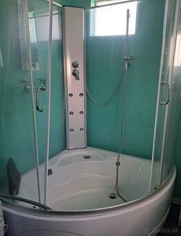 Rohový sprchový box s hlbokou vaňou – plne funkčný