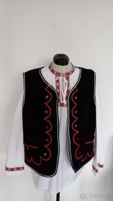 Vesta ku kroju +košeľa.
