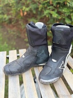 Dainese Axial D1 – vel. 44 (TOP stav)