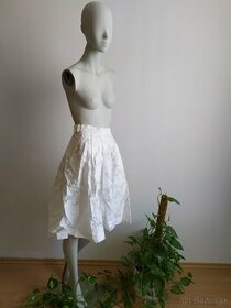 Biela kvetovaná sukňa