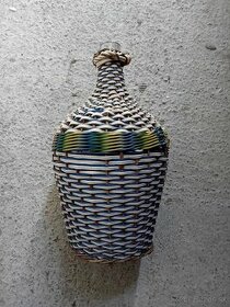 Starý pleteny džbán nádoba