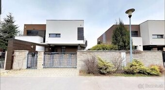 ROVINKA: 4 izbový rodinný dom so skvelou polohou