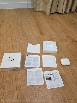 Apple AirPods (3. generácia) s Lightning nabíjacím puzdrom