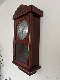 nástenné kyvadlové hodiny