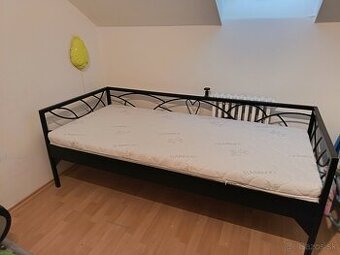 Predam posteľ a stôl