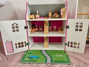 Drevený domček pre bábiky