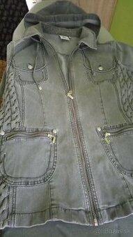 Rifľová bunda s kapucňou.