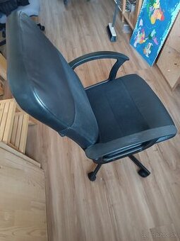 Darujem za odvoz kancelársku stoličku