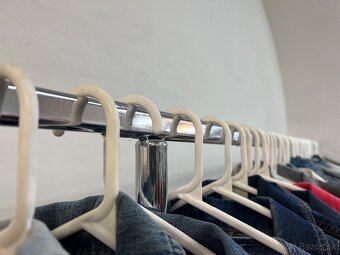 Výhodne predám kompletné zariadenie do obchodu s oblečením