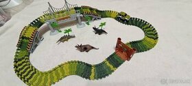 Autodráha s autíčkom a s dinosaurami +chodiaci dinosaurus