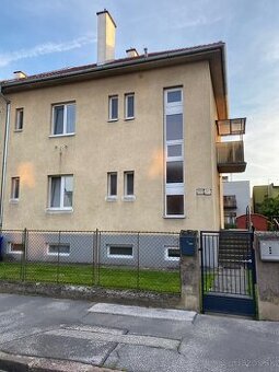 Ponúkam 2 izb. tehlový byt na zámostí v Trenčíne.