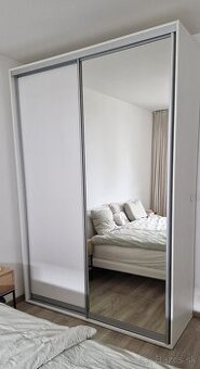 Šatníkova skriňa s posuvnými dverami a zrkadlom