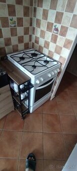 Sporak plynovy a rura elektricka