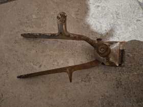 Starý ručný zastrihávač vlasov