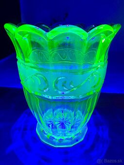 Vaza uranova rosalinove sklo