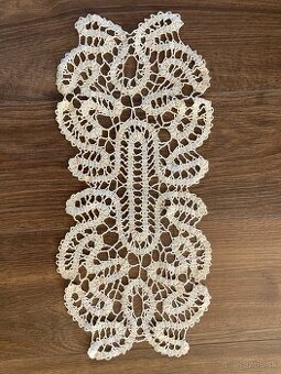 Krásny háčkovaný obrus - farba capuchino