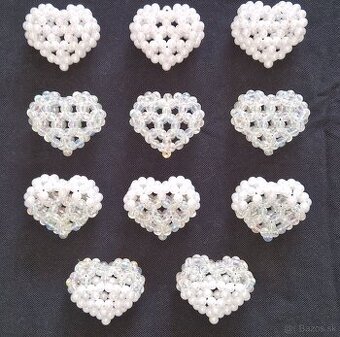 Krásny ručne šitý prívesok: srdce z korálok