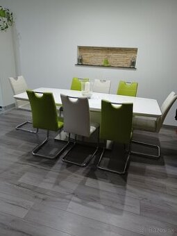 Jedalensky stol so stolickami