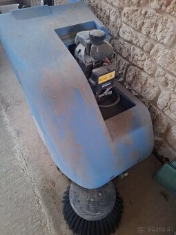 Motorová zametacia metla