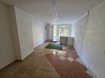 PRENÁJOM – Obchodný priestor o rozlohe 25 m2 – MICHALOVCE