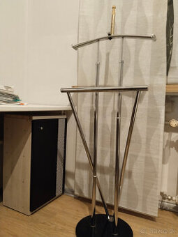 Prenosný vešiak na oblečenie tzv. nemý sluha