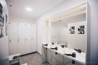 Biele skrinky do šatne, botník a lavičky