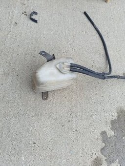 Suzuki vitara 1.6 nádobka na vodu