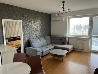 3 izbový byt s veľkou terasou, na dobrej adrese - v pešej z