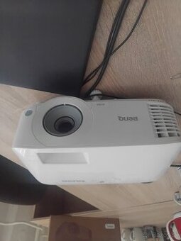 Predám málo používaný dataprojektor