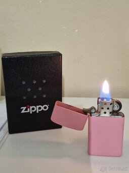 Dámsky zapaľovač ZIPPO. Komplet ako nový.