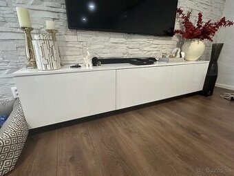 Skrinka pod TV - biely lesk (závesná)