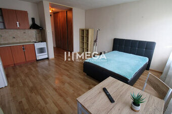 Prenajaté - Na prenájom priestranná a zariadená garsónka v m