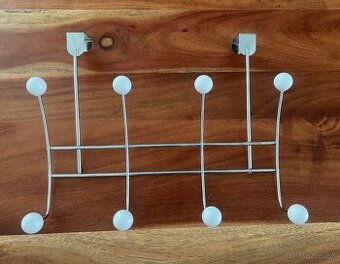 Kovový vešiak na dvere