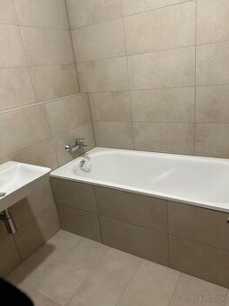 Skolaudovaný-2 izb. bytu s balkónom a parkovaním - B. Kostol