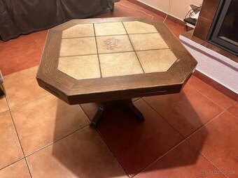 Zachovalý rustikálny konferenčný stolík z masivu