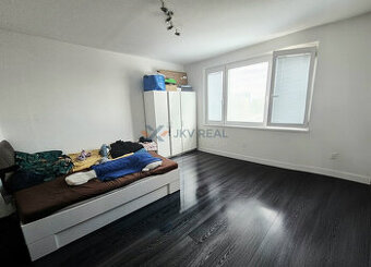 NA PREDAJ PRÍJEMNÝ 3-IZB.BYT S LOGGIOU V OBĽÚBENEJ ČASTI PET