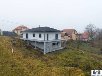 Elegantný dvojpodlažný rodinný dom s veľkým pozemkom v obci 