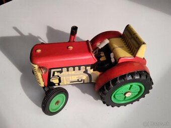 Predám starú hračku Traktor. Na kľúčik. Plechová hračka.
