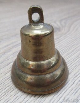 starý mosadzný zvonec