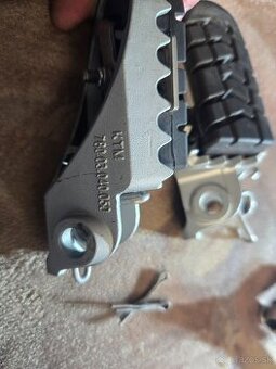 KTM 890 ADV stupačky originálne