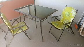 Záhradný stôl, stoličky a slnečník